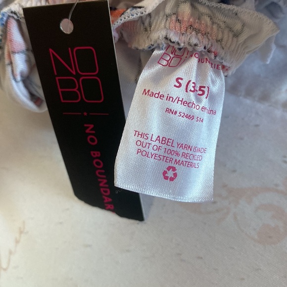 White base with different colored tropical flowers - Picture 4 of 4